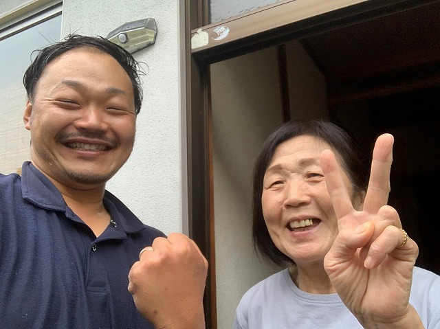 お客様と施工後写真